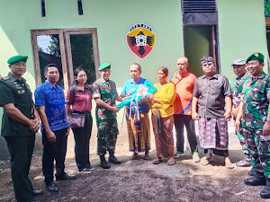 Dengan rasa haru Nyoman Patra Suta terima kunci rumah dari Dandim 1609/Buleleng